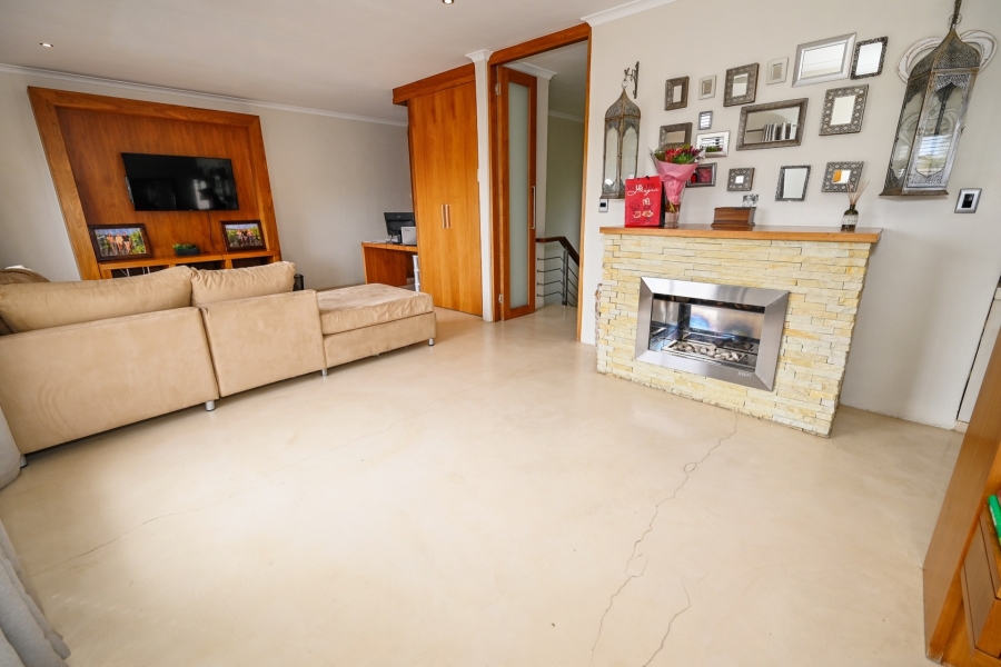 5 Bedroom Property for Sale in Vierlanden Western Cape